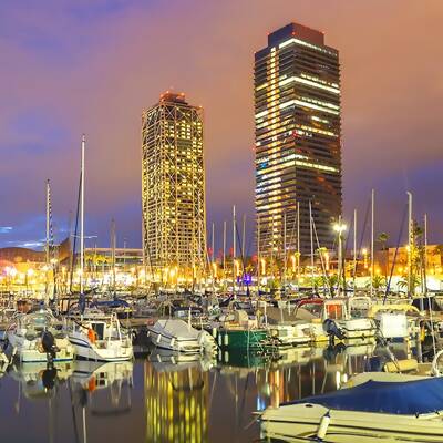 Hafen von Barcelona  - Yachthafen Port Olimpic in der Abenddämmerung