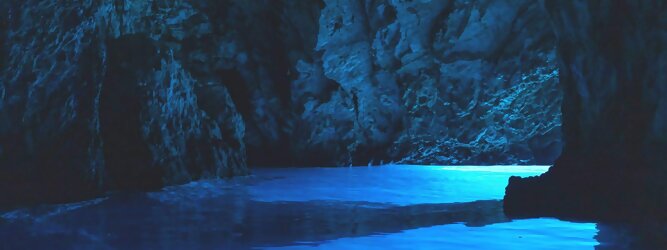 Trip Barcelona Reisetipps - Die Blaue Grotte von Bisevo in Kroatien ist nur per Boot erreichbar. Atemberaubend schön fasziniert dieses Naturphänomen in leuchtenden intensiven Blautönen. Ein idyllisches Highlight der vorzüglich geführten Speedboot-Tour im Adria Inselparadies, mit fantastisch facettenreicher Unterwasserwelt. Die Blaue Grotte ist ein Naturwunder, das auf der kroatischen Insel Bisevo zu finden ist. Sie ist berühmt für ihr kristallklares Wasser und die einzigartige bläuliche Farbe, die durch das Sonnenlicht in der Höhle entsteht. Die Blaue Grotte kann nur durch eine Bootstour erreicht werden, die oft Teil einer Fünf-Insel-Tour ist.
