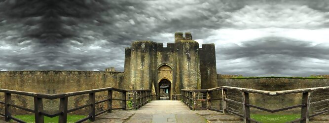 Trip Barcelona Reisetipps - Caerphilly Castle - ein Bollwerk aus dem 13. Jahrhundert in Wales, Vereinigtes Königreich. Mit einem aufsehenerregenden Turm, der schiefer ist wie der Schiefe Turm zu Pisa. Wie jede Burg mit Prestige, hat sie auch einen Geist, „The Green Lady“ spukt in den Gemächern, wo ihr Geliebter den Tod fand. Wo man in Wales oft – und nicht ohne Grund – das Gefühl hat, dass ein Schloss ziemlich gleich ist, ist Caerphilly Castle bei Cardiff eine sehr willkommene Abwechslung. Die Burg ist nicht nur deutlich größer, sondern auch älter als die Burgen, die später von Edward I. als Ring um Snowdonia gebaut wurden.