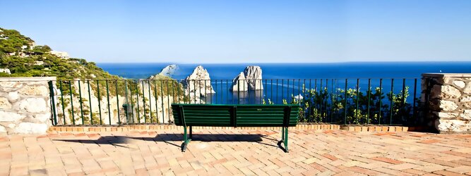 Trip Barcelona Feriendestination - Capri ist eine blühende Insel mit weißen Gebäuden, die einen schönen Kontrast zum tiefen Blau des Meeres bilden. Die durchschnittlichen Frühlings- und Herbsttemperaturen liegen bei etwa 14°-16°C, die besten Reisemonate sind April, Mai, Juni, September und Oktober. Auch in den Wintermonaten sorgt das milde Klima für Wohlbefinden und eine üppige Vegetation. Die beliebtesten Orte für Capri Ferien, locken mit besten Angebote für Hotels und Ferienunterkünfte mit Werbeaktionen, Rabatten, Sonderangebote für Capri Urlaub buchen.