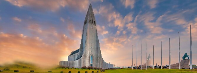 Trip Barcelona Reisetipps - Hallgrimskirkja in Reykjavik, Island – Lutherische Kirche in beeindruckend martialischer Betonoptik, inspiriert von der Form der isländischen Basaltfelsen. Die Schlichtheit im Innenraum erstaunt, bewegt zum Innehalten und Entschleunigen. Sensationelle Fotos gibt es bei Polarlicht als Hintergrundkulisse. Die Hallgrim-Kirche krönt Islands Hauptstadt eindrucksvoll mit ihrem 73 Meter hohen Turm, der alle anderen Gebäude in Reykjavík überragt. Bei keinem anderen Bauwerk im Land dauerte der Bau so lange, und nur wenige sorgten für so viele Kontroversen wie die Kirche. Heute ist sie die größte Kirche der Insel mit Platz für 1.200 Besucher.