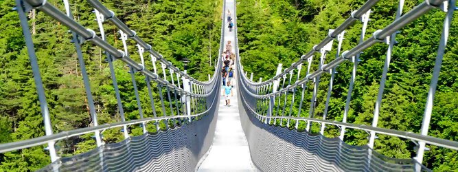Trip Barcelona Reisetipps - highline179 - Die Brücke BlickMitKick | einmalige Kulisse und spektakulärer Panoramablick | 20 Gehminuten und man findet | die längste Hängebrücke der Welt | Weltrekord Hängebrücke im Tibet Style - Die highline179 ist eine Fußgänger-Hängebrücke in Form einer Seilbrücke über die Fernpassstraße B 179 südlich von Reutte in Tirol (Österreich). Sie erstreckt sich in einer Höhe von 113 bis 114 m über die Burgenwelt Ehrenberg und verbindet die Ruine Ehrenberg mit dem Fort Claudia.
