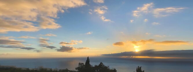 Trip Barcelona Insel Urlaub - La Palma macht ihrem Beinamen, die Schöne, alle Ehre. Das Kleinod im Atlantik erstrahlt in sattem Grün, verziert mit hübschen landestypischen Villen in den weit gestreuten Dörfern, eingerahmt von weichen Wellen des dunkelblauen atlantischen Ozeans, am Himmel ziehen malerische Formationen, bauschiger weißer Schäfchenwolken. Eine Bilderbuchidylle zum Verlieben. Die beliebtesten Orte für La Palma Ferien, locken mit besten Angebote für Hotels und Ferienunterkünfte mit Werbeaktionen, Rabatten, Sonderangebote für La Palma Urlaub buchen. Reisedaten eingeben und Hotel Flug Mietwagen Attraktionen Taxis für eine La Palma Reise flexibel buchen. Sollten sich die Pläne ändern, sind viele der Unterkünfte und Zimmer auf La Palma kostenfrei stornierbar.