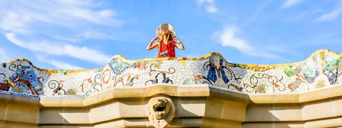 Trip Barcelona Stadt Urlaub Barcelona - Willkommen im Park Güell! Die wunderschön gestaltete Anlage gehört zu den bekanntesten Sehenswürdigkeiten von Barcelona und wird als Antoni Gaudís Hommage an die Natur bezeichnet.