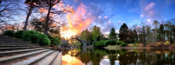 Trip Barcelona Reisetipps - Teufelsbrücke wird die Rakotzbrücke in Kromlau, Deutschland, genannt. Ein mystischer, idyllischer wunderschöner Ort; eine wahre Augenweide, wenn sich der Brücken Rundbogen im See spiegelt und zum Kreis vervollständigt. Ein märchenhafter Besuch, im blühenden Azaleen & Rhododendron Park. Der Azaleen- und Rhododendronpark Kromlau ist ein ca. 200 ha großer Landschaftspark im Ortsteil Kromlau der Gemeinde Gablenz im Landkreis Görlitz. Er gilt als die größte Rhododendren-Freilandanlage als Landschaftspark in Deutschland und ist bei freiem Eintritt immer geöffnet. Im Jahr 1842 erwarb der Großgrundbesitzer Friedrich Hermann Rötschke, ein Zeitgenosse des Landschaftsgestalters Hermann Ludwig Heinrich Fürst von Pückler-Muskau, das Gut Kromlau.