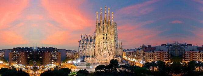Trip Barcelona Stadt Urlaub Barcelona - Die Sagrade Familia ist eines von Gaudís Werken in Barcelona. Sie ist ein gigantischer Basilika, der seit 1882 in Bau ist und in etwa 30 - 80 Jahren fertig gestellt werden soll