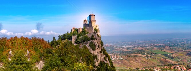 Trip Barcelona Urlaubsdestination - San Marino – Hol ihn dir – den heißbegehrten Einreise-Stempel von San Marino. Nimm deinen Reisepass, besuche die örtliche Tourismusbehörde, hier wird die kleine Trophäe in dein Reisedokument gestempelt, es sieht gut aus und ist eine supertolle Urlaubserinnerung. Dieses neue Trendy-Reiselust-Souvenir passt ausgezeichnet zu den anderen außergewöhnlichen Stempeln deiner vergangenen Reisen. San Marino ist ein sehr interessanter Zwergstaat, eine Enklave, vollständig von Italien umgeben, eine der ältesten bestehenden Republiken und eines der reichsten Länder der Welt. Die beliebtesten Orte für Ferien in San Marino, locken mit besten Angebote für Hotels und Ferienunterkünfte mit Werbeaktionen, Rabatten, Sonderangebote für San Marino Urlaub buchen.